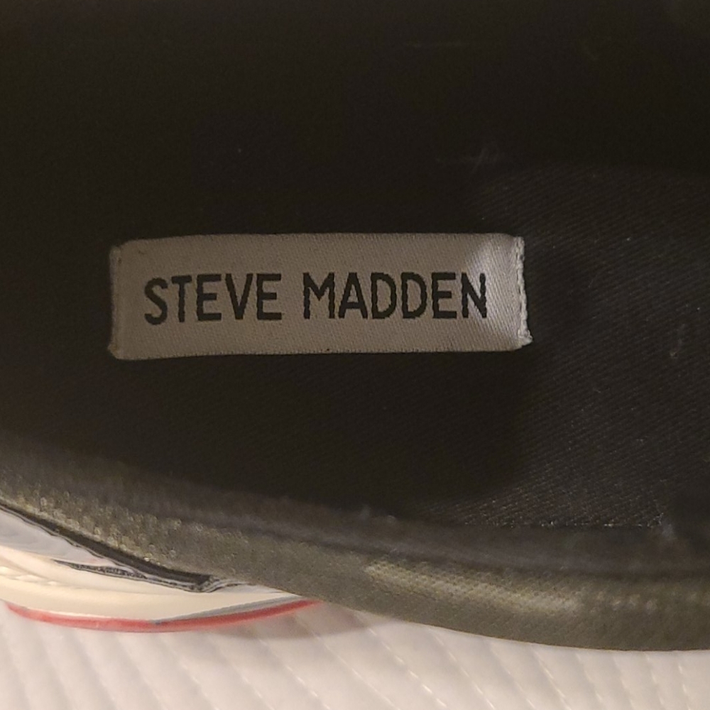 Sneakers - Picture 6 of 7